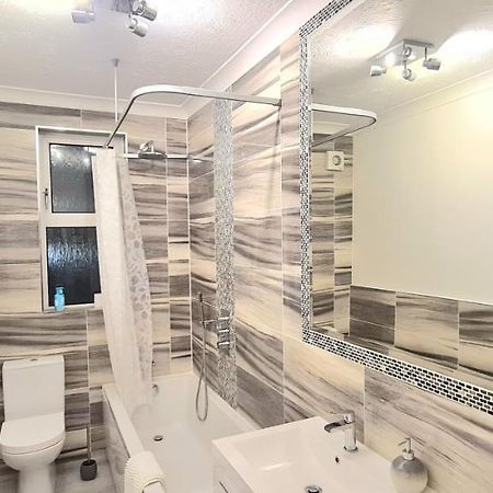 Spacious 3 Bed Flat Near The Sea With Parking Борнмут Экстерьер фото