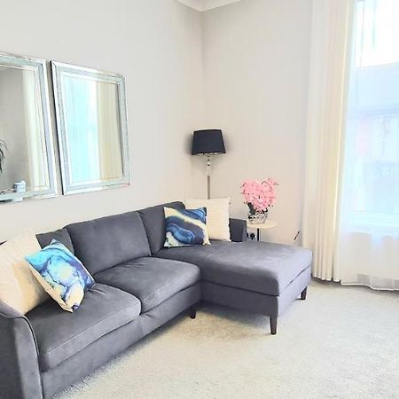 Spacious 3 Bed Flat Near The Sea With Parking Борнмут Экстерьер фото