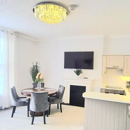 Spacious 3 Bed Flat Near The Sea With Parking Борнмут Экстерьер фото