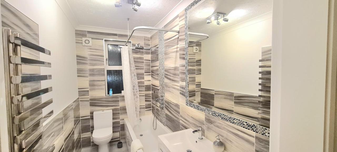 Spacious 3 Bed Flat Near The Sea With Parking Борнмут Экстерьер фото