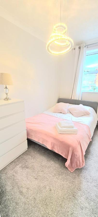 Spacious 3 Bed Flat Near The Sea With Parking Борнмут Экстерьер фото