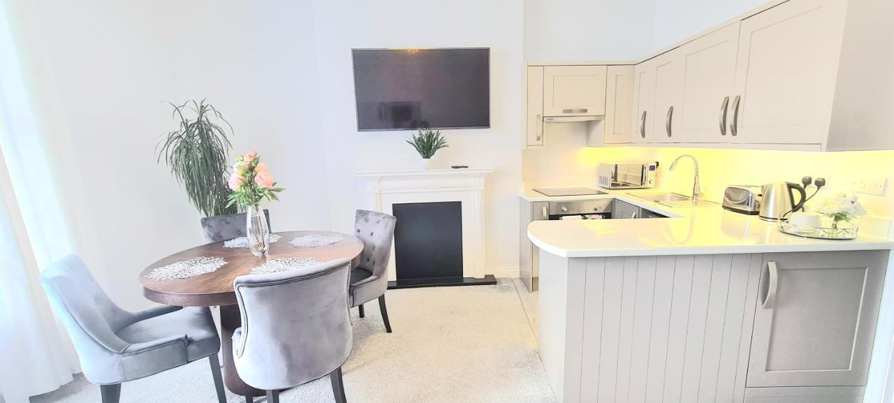 Spacious 3 Bed Flat Near The Sea With Parking Борнмут Экстерьер фото