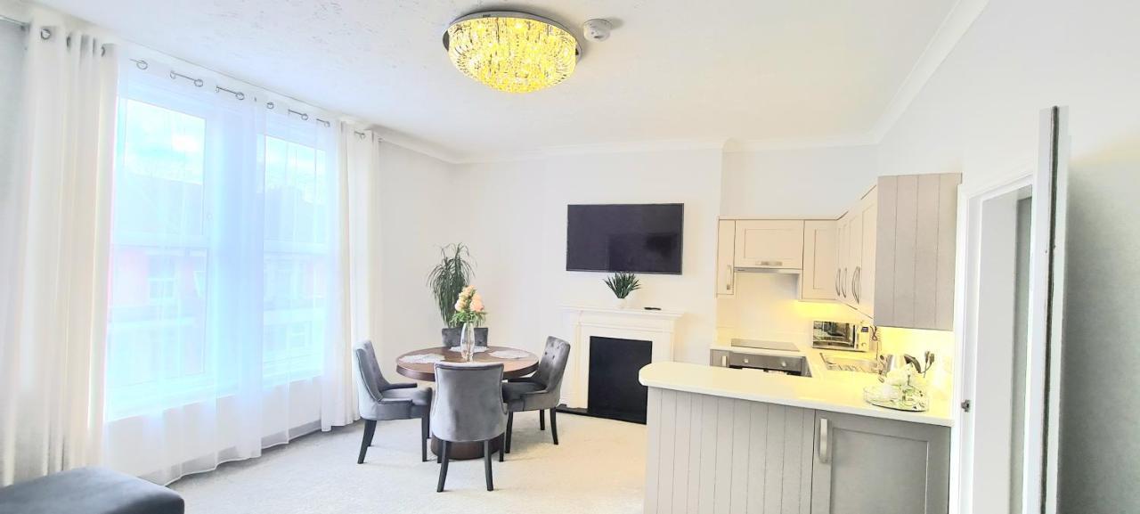 Spacious 3 Bed Flat Near The Sea With Parking Борнмут Экстерьер фото