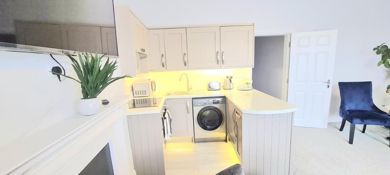 Spacious 3 Bed Flat Near The Sea With Parking Борнмут Экстерьер фото