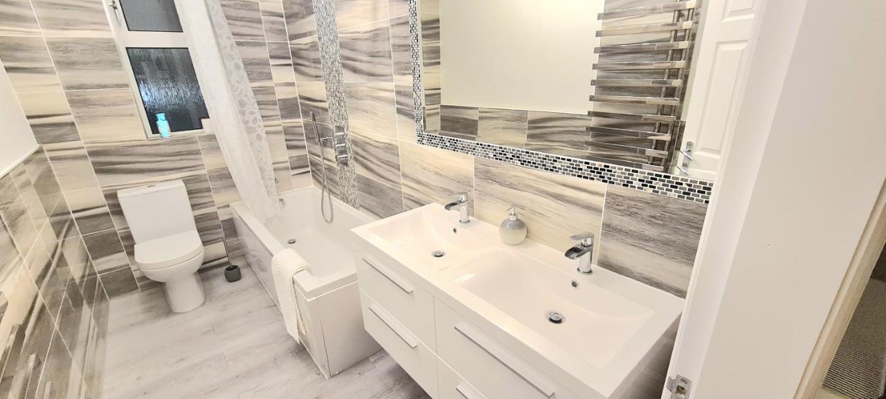 Spacious 3 Bed Flat Near The Sea With Parking Борнмут Экстерьер фото