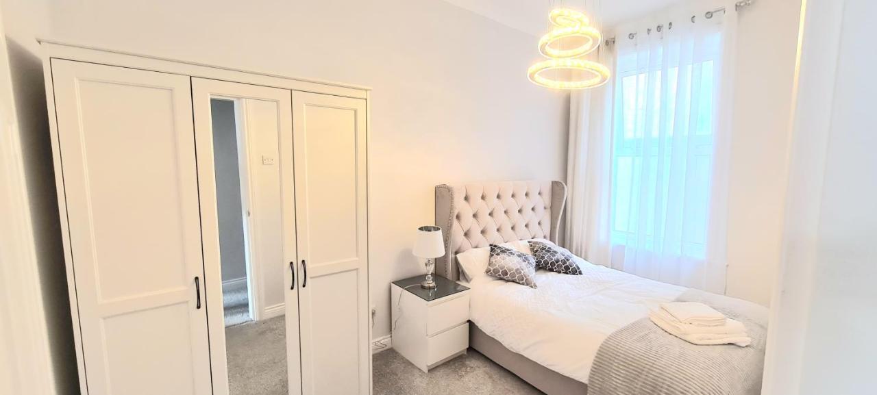 Spacious 3 Bed Flat Near The Sea With Parking Борнмут Экстерьер фото